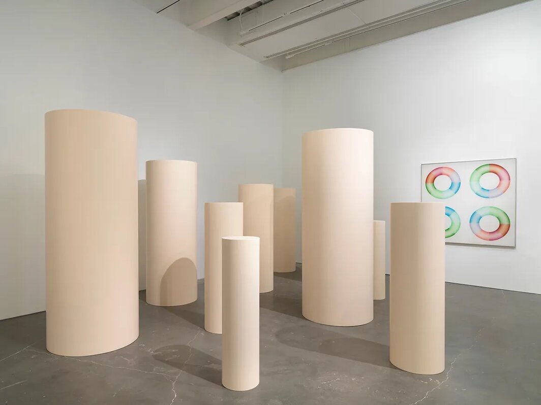 “朱迪·芝加哥：她的故事”，2023-2024，纽约新美术馆. 从左至右：《10部分的圆柱体》，1966/2019；《帕萨迪纳救生员红色系列#2》，1969–70. 摄影：Dario Lasagni. © Donald Woodman/Artist Rights Society (ARS), New York.