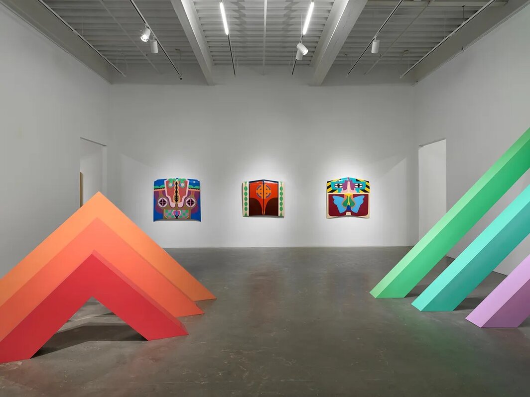 “朱迪·芝加哥：她的故事”，2023-2024，纽约新美术馆. 从左至右：《三位一体》，1965/2019；《诞生引擎盖》，1965/2011；《飞行引擎盖》，1965/2011；《彩虹皮克特》，1965/2021.摄影：Dario Lasagni. © Donald Woodman/Artist Rights Society (ARS), New York.