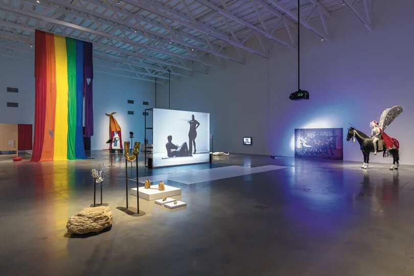 《首都冲击》中提到的展览“亲吻不会致命：阿尼亚·诺瓦克和客人们”，2023，华沙现代艺术博物馆. 摄影：Daniel Chrobak.