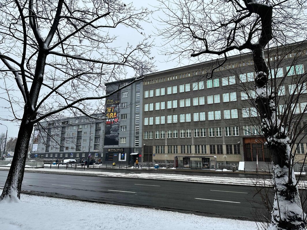 华沙市中心的军营大楼，彩虹旗位于左侧住宅楼窗户内.