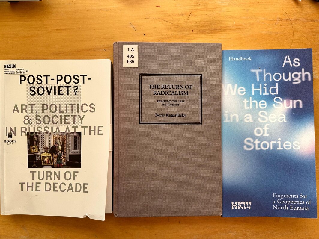 左起：《后-后-苏联？》，华沙现代美术馆“建构中的美术馆”丛书系列第七册，2013；鲍里斯·卡加利茨基，《激进主义回潮》（The Return of Radicalism），Pluto Press，2000；“仿佛我们将太阳埋葬在故事海”展览手册，HKW，2023.
