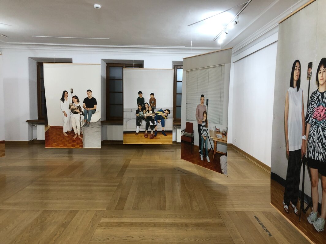 “爸爸在打电话”（Dad on the Phone）展览现场，旧城区文化之家（SDK），2023.