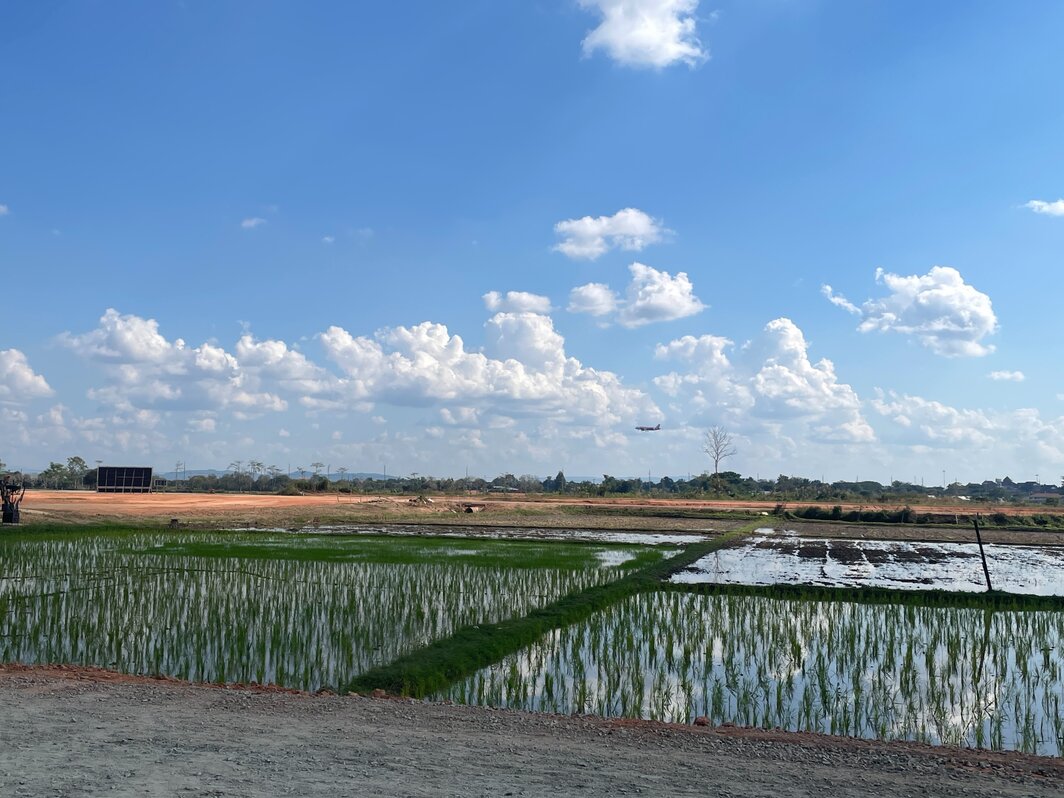 清莱国际美术馆所处的稻田，不远处即清莱国际机场. 