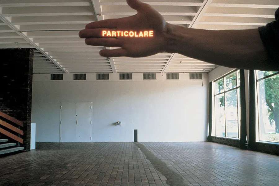 乔凡尼·安塞尔莫，《细节》（局部），1972，投影仪、幻灯片. 展览现场，罗斯托克美术馆（Kunsthalle Rostock），德国，1992.