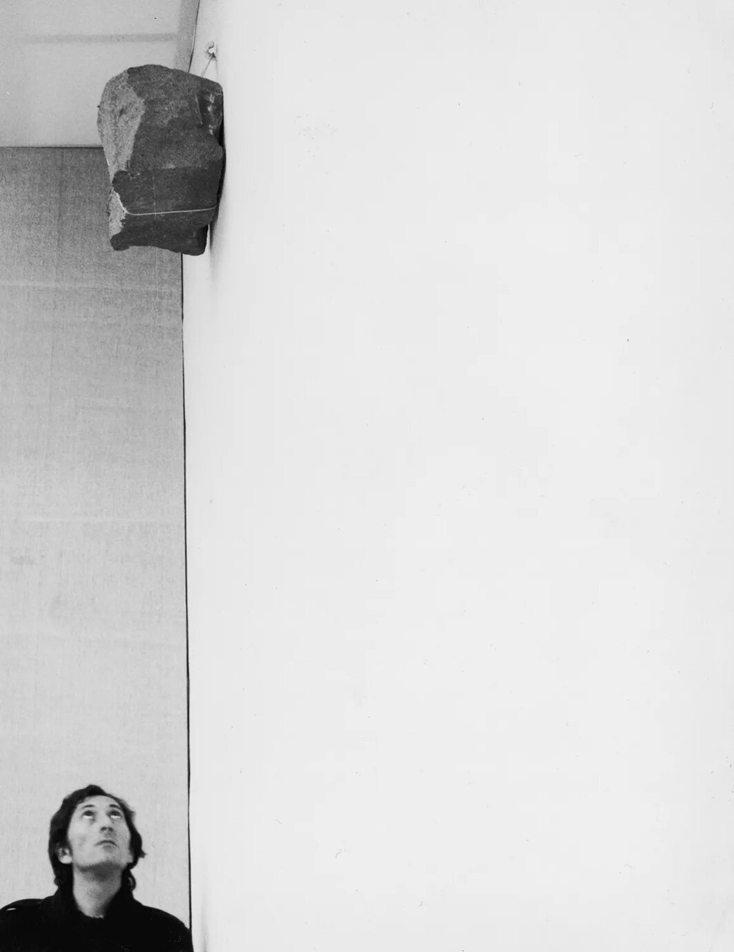 乔凡尼·安塞尔莫和他的《无题》（1969），在“行为、项目、沉思：第三届青年绘画双年展”（Behaviours, Projects, Meditations: III Biennial of Young Painting）展览现场，博洛尼亚市政博物馆（Museum Civico di Bologna），意大利，1970. 摄影：Paolo Mussat Sartor.