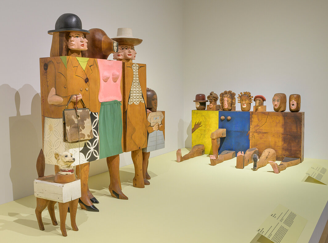 “玛丽索：一次回顾”展览现场，2023–24，蒙特利尔美术馆，从左至右：《女人与狗》（Women and Dog, 1963）；《自画像》（Self-Portrait，1961–62），摄影：Denis Farley.