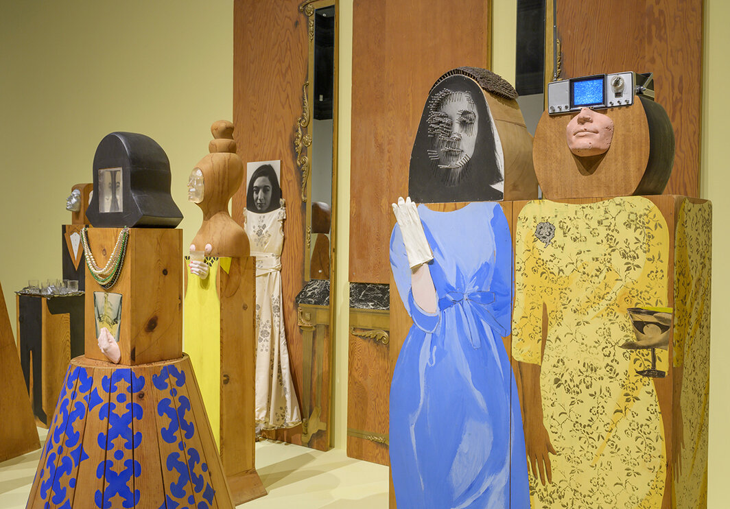 玛丽索，《派对》展览现场，1965，着色木料、木雕、镜子、塑料、电视机、衣服、鞋子、玻璃杯、饰品，摄影：Denis Farley.