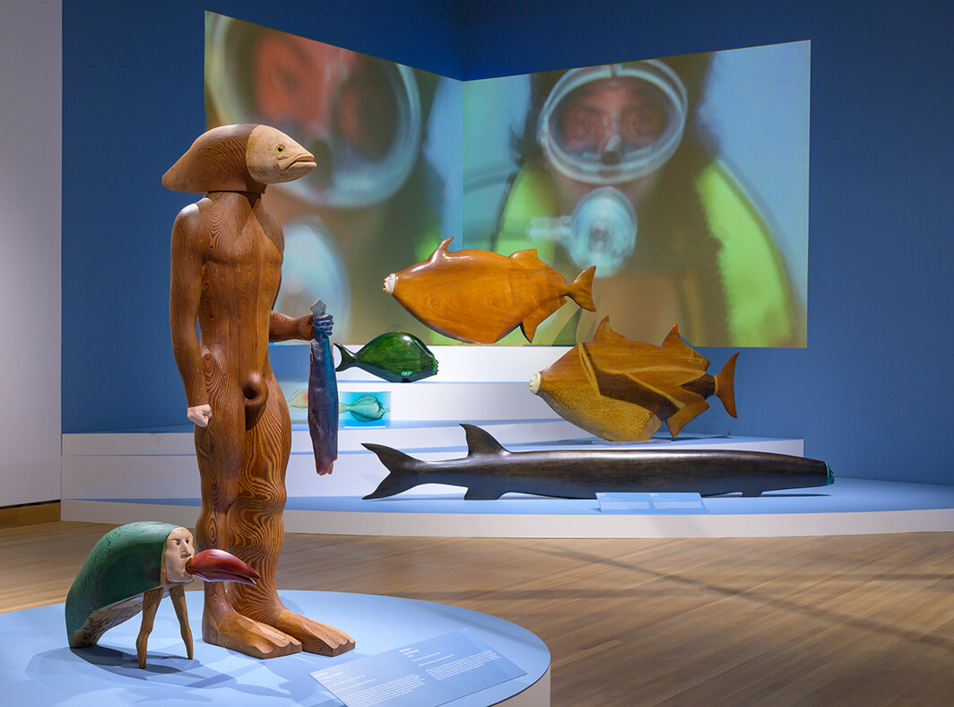 “玛丽索：一次回顾”展览现场， 2023–24，蒙特利尔美术馆；立式雕塑：《鱼人》，1973；中央：《梭鱼》，1971，摄影：Denis Farley.