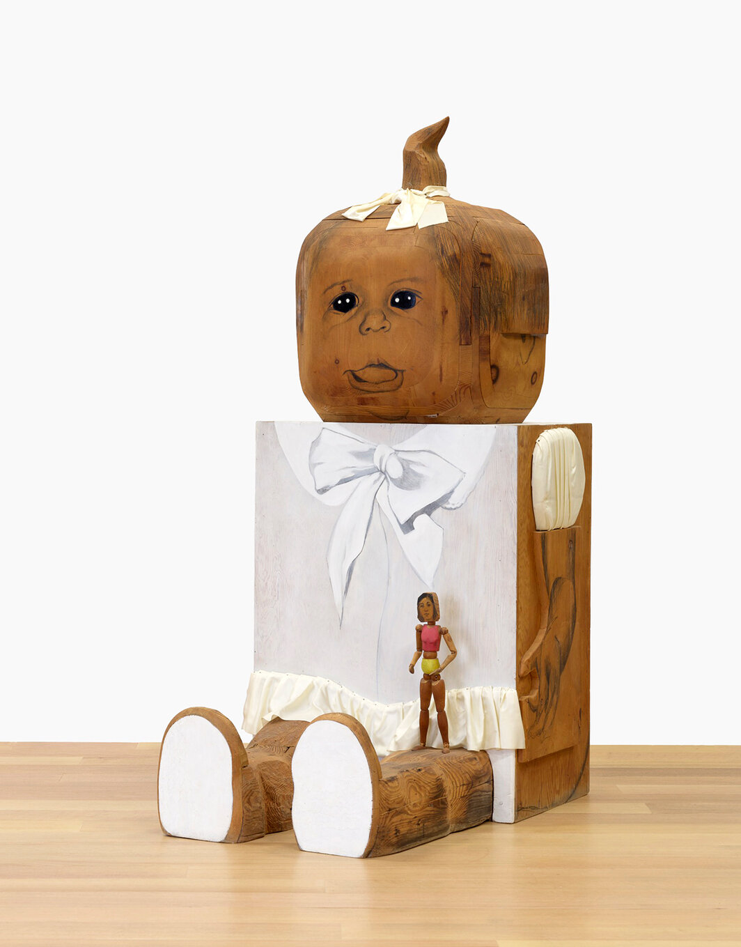 玛丽索，《女婴》，1963，木料、综合材料，74 × 35 × 47".