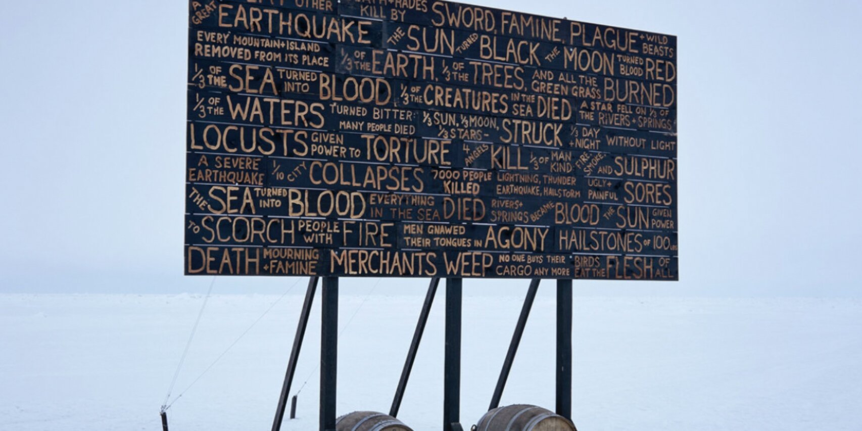 凯文·施密特（Kevin Schmidt）, 《西北航道的一块标识牌》，2010，数码打印，64 1/8 × 49″. 图片来源： 蒙特利尔双年展.