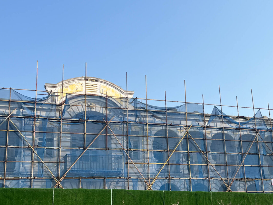 修缮中的旅顺大和旅馆. 