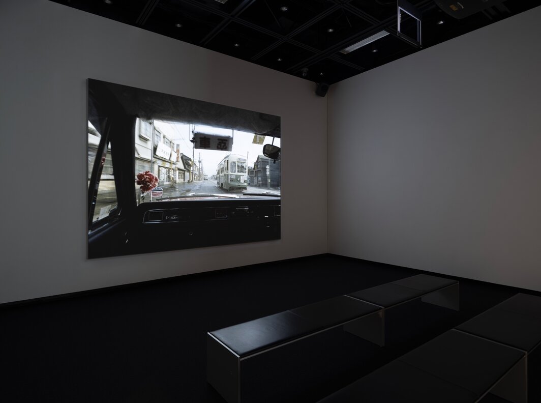 “风景论之后”展览现场，东京都写真美术馆，2023. 图为《略称·连环射杀魔》放映现场. 图片提供：东京都写真美术馆. 摄影：中川周.