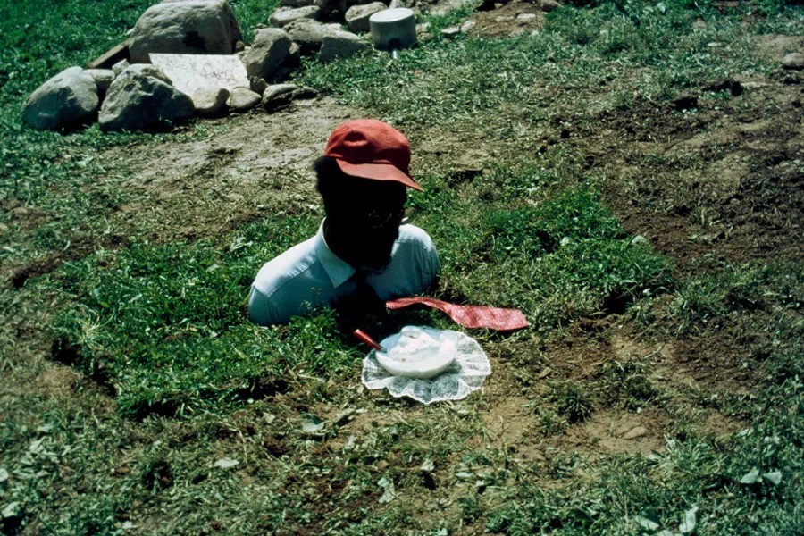 Pope. L，《甜蜜的欲望亦即埋葬作品》（局部），1996，金纤维丝质相纸上彩色合剂冲印，每张尺寸10 × 15". © Pope.L.