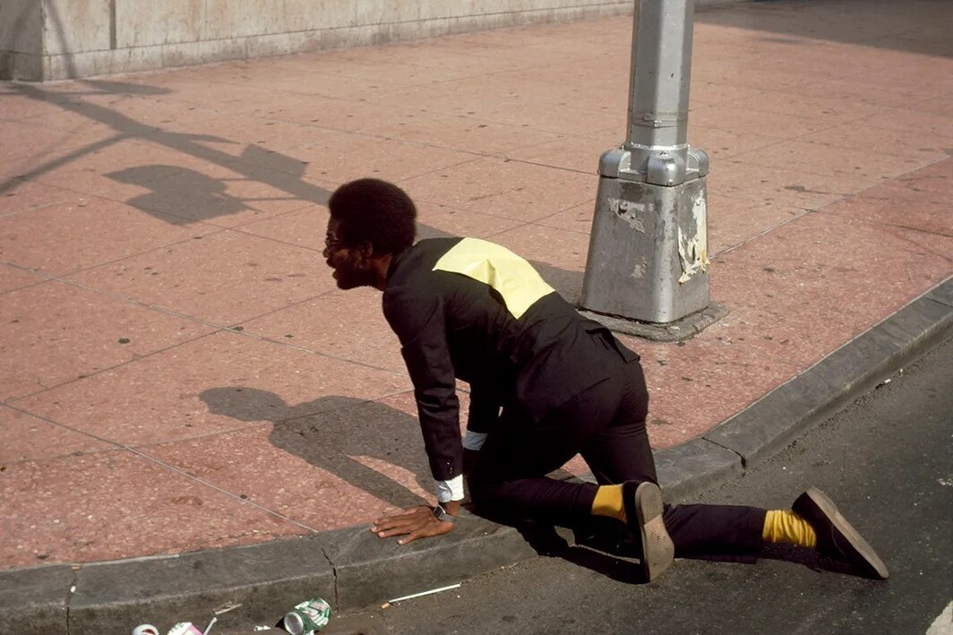 Pope. L，《时代广场爬行亦即冥想广场作品》（局部），1978，金纤维丝质相纸上彩色合剂冲印，每张尺寸10 × 15″. © Pope.L. 