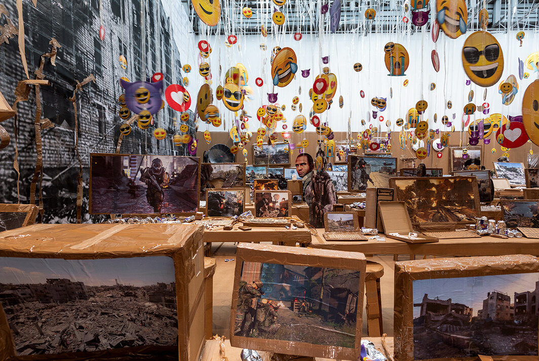 托马斯·赫赛豪恩，《假作假时假亦假》（局部），2023，硬纸板、印刷品、胶带、聚苯乙烯、铝箔；展览现场，格莱斯顿画廊，纽约，2024. 摄影：David Regen.  © Thomas Hirschhorn/Artists Rights Society (ARS), NY.