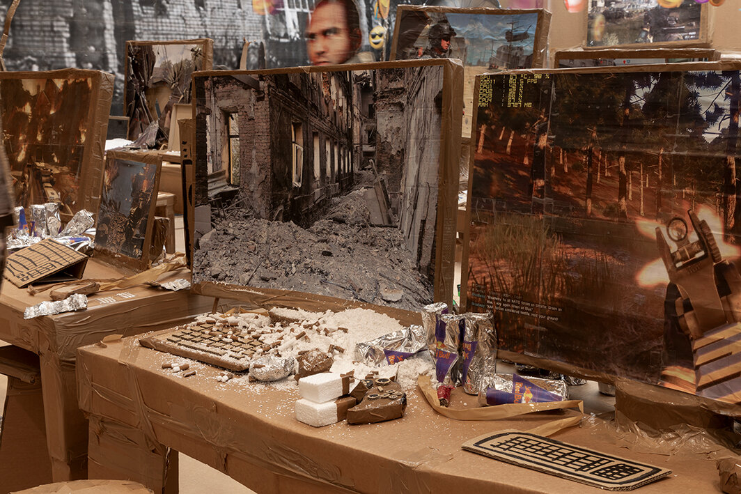 托马斯·赫赛豪恩，《假作假时假亦假》（局部），2023，硬纸板、印刷品、胶带、聚苯乙烯、铝箔；展览现场，格莱斯顿画廊，纽约，2024. 摄影：David Regen.  © Thomas Hirschhorn/Artists Rights Society (ARS), NY.