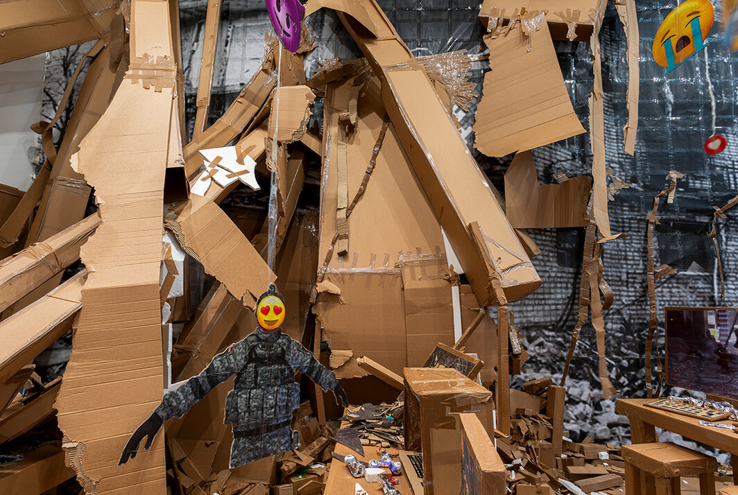 托马斯·赫赛豪恩，《假作假时假亦假》（局部），2023，硬纸板、印刷品、胶带、聚苯乙烯、铝箔；展览现场，格莱斯顿画廊，纽约，2024. 摄影：David Regen.  © Thomas Hirschhorn/Artists Rights Society (ARS), NY.