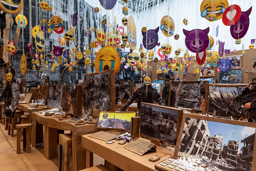 托马斯·赫赛豪恩，《假作假时假亦假》（局部），2023，硬纸板、印刷品、胶带、聚苯乙烯、铝箔；展览现场，格莱斯顿画廊，纽约，2024. 摄影：David Regen.  © Thomas Hirschhorn/Artists Rights Society (ARS), NY.