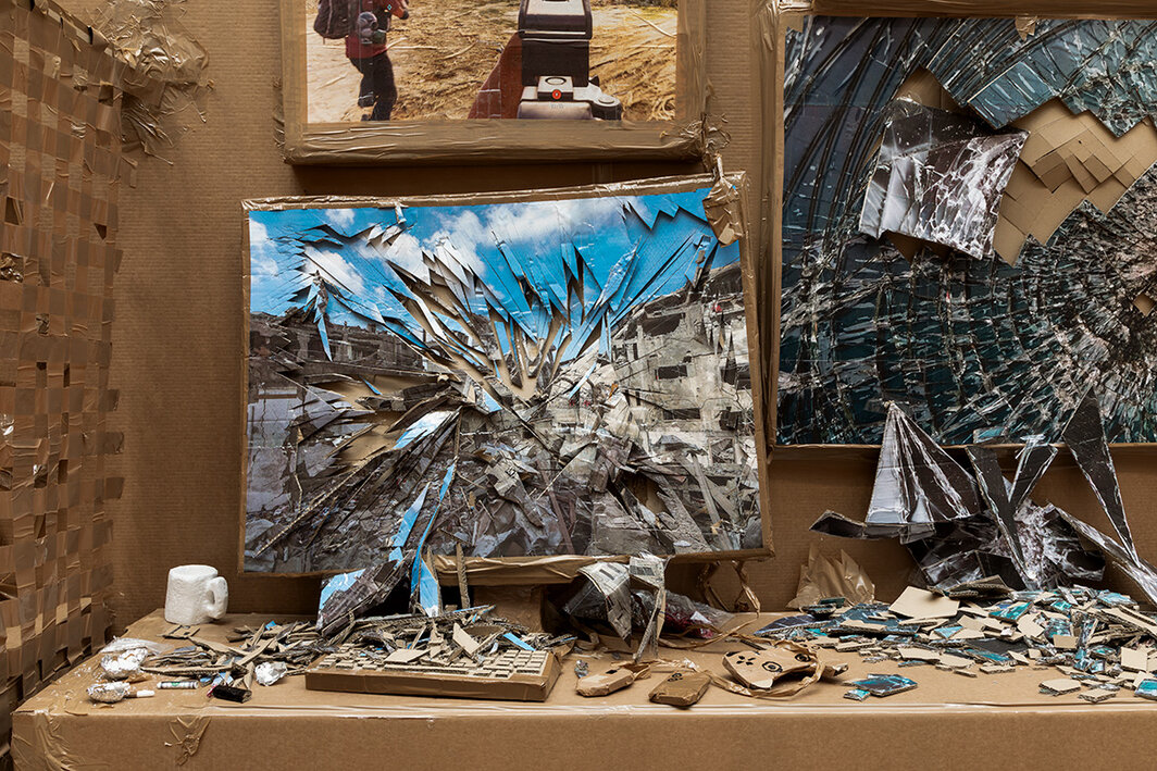 托马斯·赫赛豪恩，《假作假时假亦假》（局部），2023，硬纸板、印刷品、胶带、聚苯乙烯、铝箔；展览现场，格莱斯顿画廊，纽约，2024. 摄影：David Regen.  © Thomas Hirschhorn/Artists Rights Society (ARS), NY.