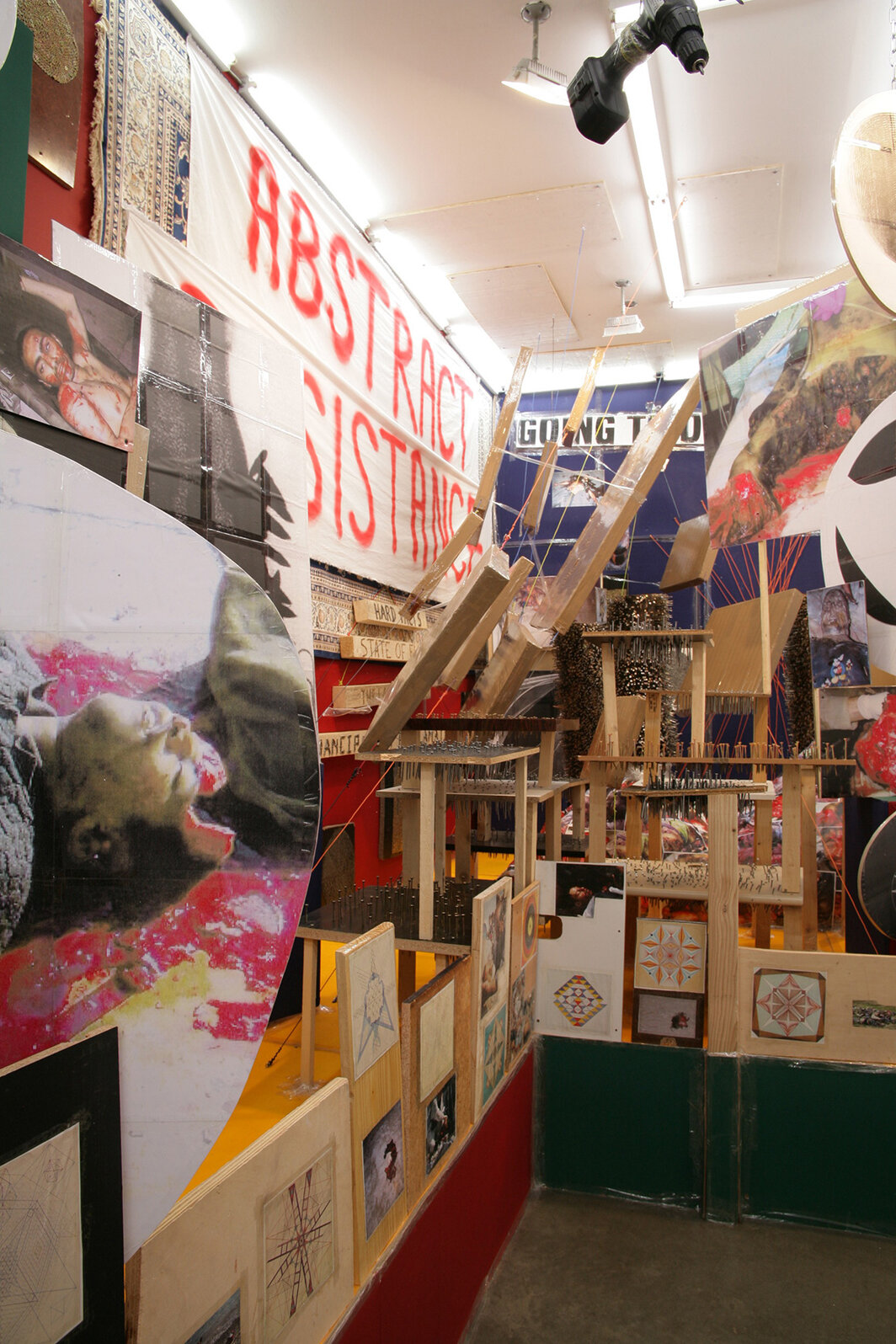 “托马斯·赫赛豪恩：肤浅的交战”展览现场，2006，格莱斯顿画廊，纽约.  © Thomas Hirschhorn/Artists Rights Society (ARS), NY.