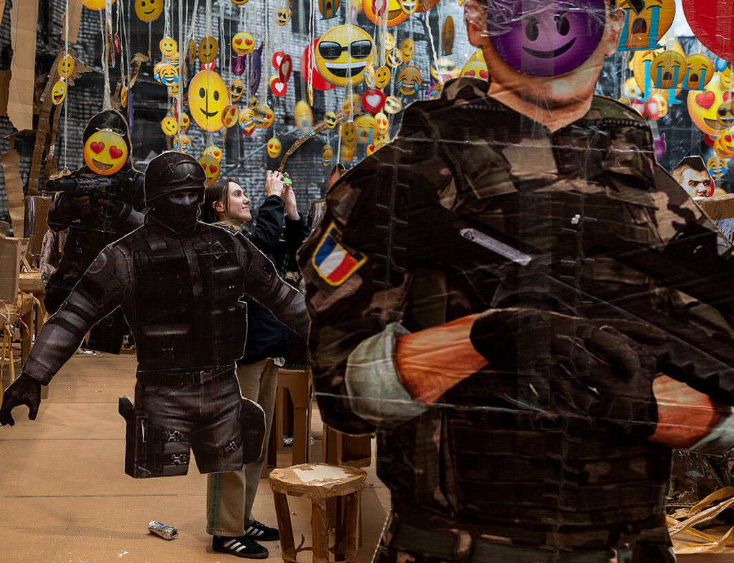 托马斯·赫赛豪恩，《假作假时假亦假》（局部），2023，硬纸板、印刷品、胶带、聚苯乙烯、铝箔；展览现场，格莱斯顿画廊，纽约，2024. 摄影：David Regen.  © Thomas Hirschhorn/Artists Rights Society (ARS), NY.