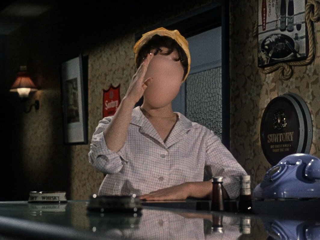 何子彦，《绝境旅馆》（局部），2019，六通道高清视频（彩色有声，时长84分钟1秒）中的一帧，综合媒体装置的一部分，材料还包括自动化技术、自动风扇、传感器、障子屏风和榻榻米.