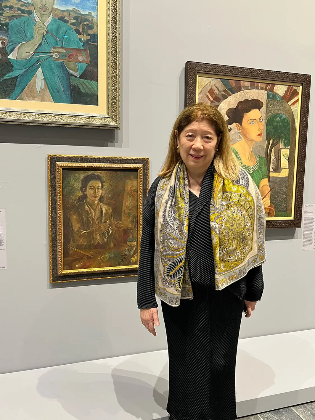 海伦·马格塞塞-何·德尔加多（Helen Magsaysay-Ho Delgado）在母亲安妮塔·马格塞塞-何的自画像前，中央展馆. 