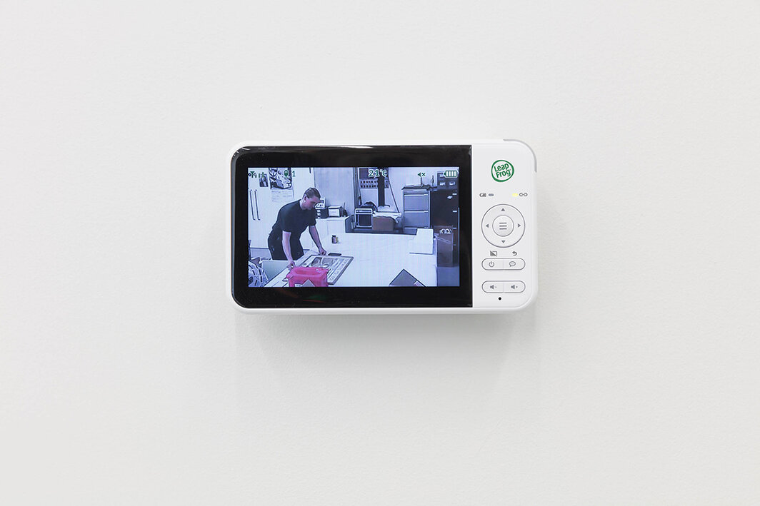 梁芝兰，《监视器》，2022，编谱：“在一个房间中安装一台婴儿监视器，在另一个房间中进行直播。”展览现场，汤纳画廊，英国，2023；摄影：Angus Mill. 