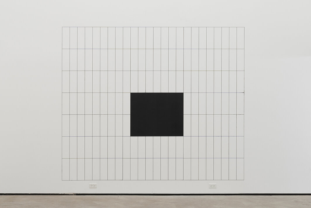 梁芝兰，《小时》，2022，编谱：“一幅与艺术家家中工作室的墙壁等大的壁画，按照一周中的小时划分，其中艺术家可用的工作室时间被涂为黑色。”周四早上9点至下午4点，周五早上9点至下午4点，展览现场，Maxwell Graham画廊，纽约，2022；摄影：Charles Benton.