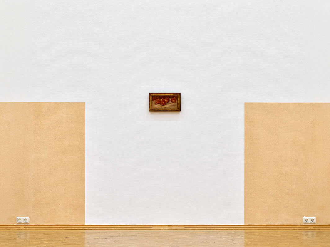 “梁芝兰：肖像”，2021，阿布泰贝格博物馆，门兴格拉德巴赫，德国. 墙面：《布朗斯》，2021；中央：《洋葱》，2021；摄影：Achim Kukulies.