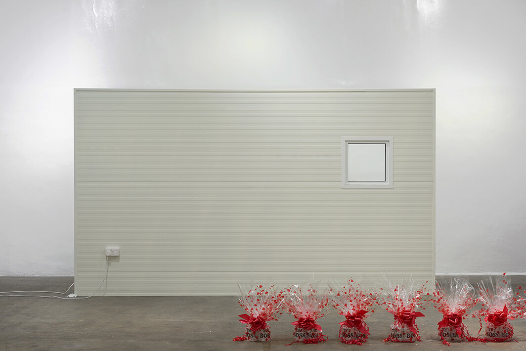 “梁芝兰：宪法”，2019，奇森黑尔画廊，伦敦. 从左至右：《父母》，2019；《老板》，2019；摄影：Andy Keate.