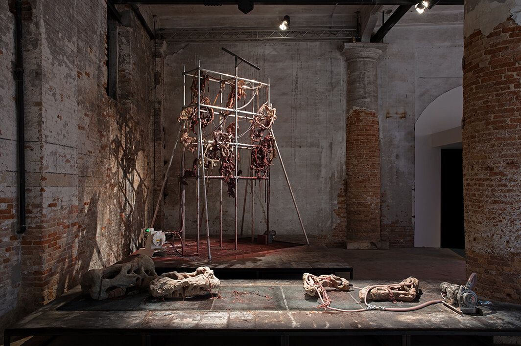 李美来，《无尽之家：孔洞与滴漏》，2022，绳索、素烧陶瓷、液体釉料、蠕动泵、硅胶管、金属脚手架、金属容器. 威尼斯军械库展览现场照片. 出自第59届威尼斯双年展. 摄影：Sebastiano Pellion di Persano.