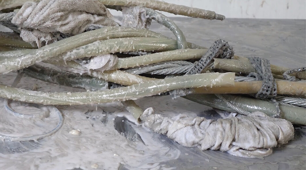 李美来，《安德烈娅，奥菲莉娅，在无尽之家》（局部），2018，透过工作室敞顶窗户摄制的动态影像、动力雕塑、综合媒介，尺寸可变.