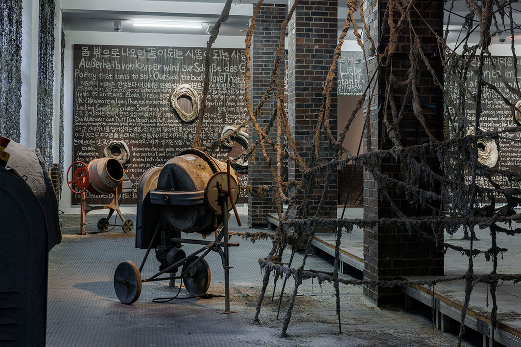 法兰克福现代艺术博物馆Zollamt分馆“李美来：看，我是个因爱而疯狂的肮脏泉源”展览现场，2022. 摄影：Frank Sperling.