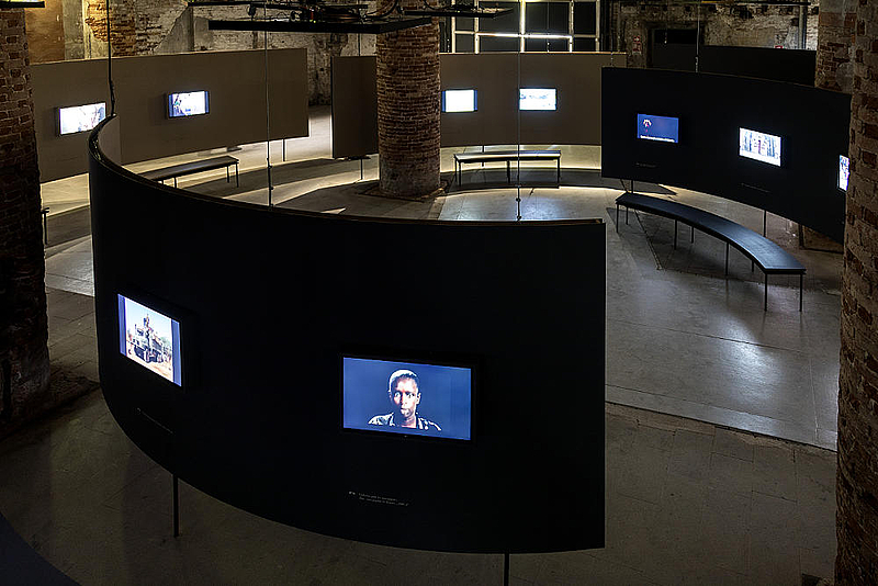 “不服从档案”，军械库主展览现场. 图片：Marco Zorzanello/La Biennale di Venezia.