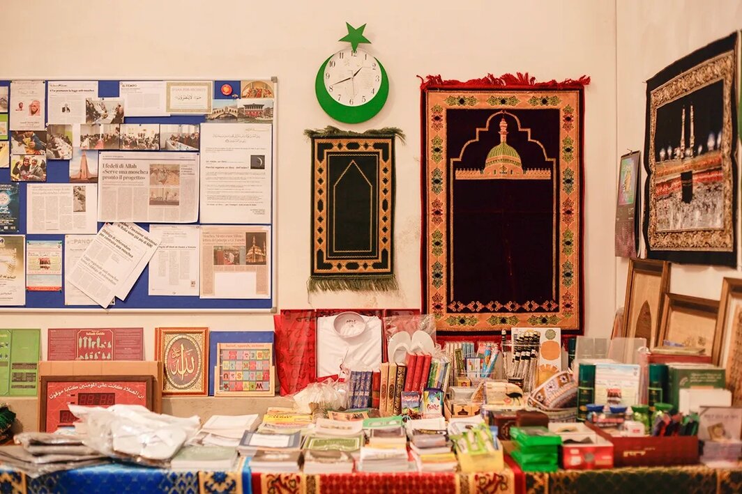 *“克里斯托夫·布歇尔：清真寺”展览现场，2015，第56届威尼斯双年展冰岛国家馆；摄影：Bjarni Grimsson.