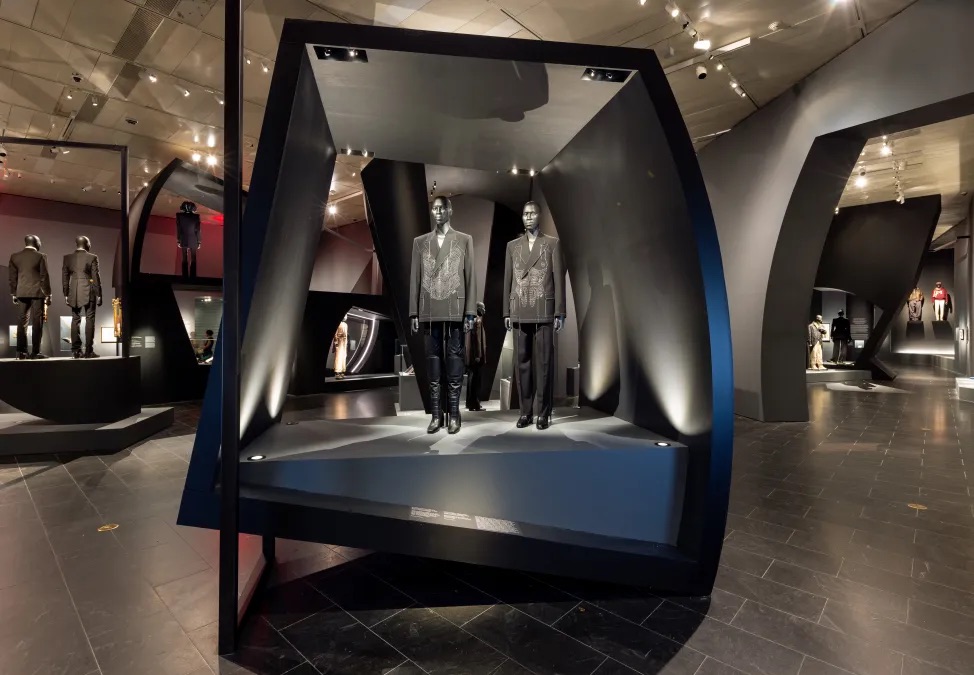 “超凡风范：定制黑人时尚”展览现场，2025，纽约大都会艺术博物馆.