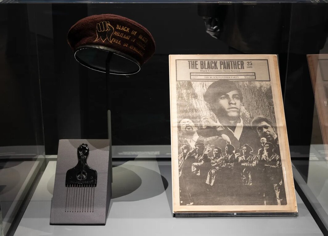 “超凡风范：定制黑人时尚”展览现场，2025，纽约大都会艺术博物馆. 左起：Antonio’s Manufacturing，《非洲发梳》，约1970；《贝雷帽》，约1970；《黑豹报》，1969. 