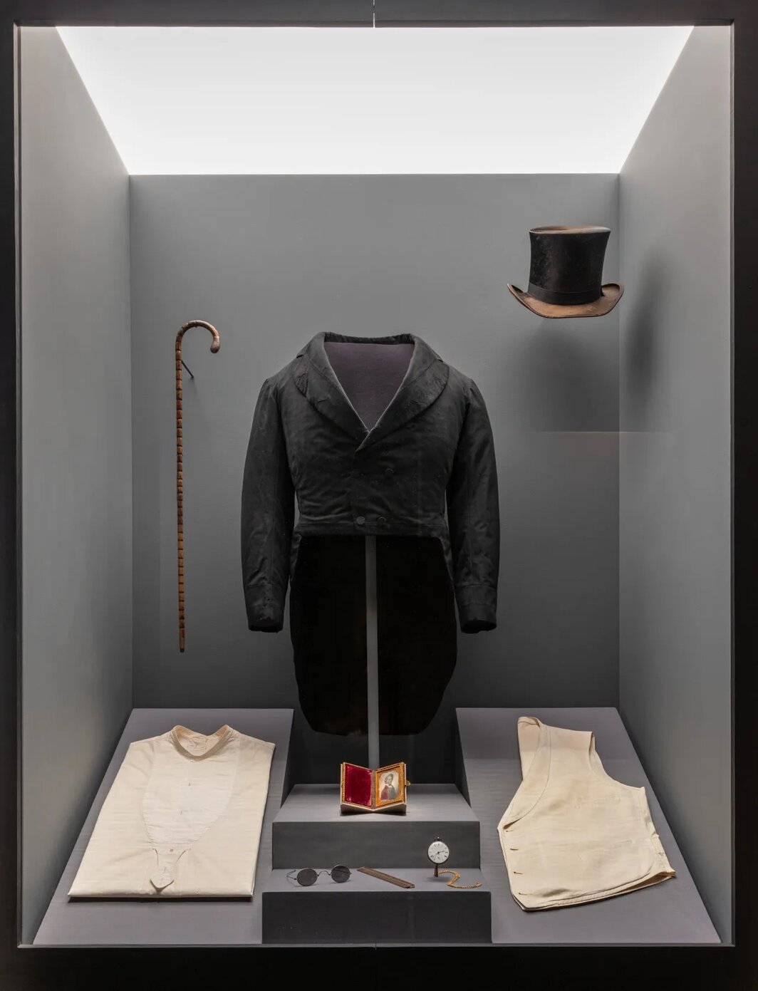 “超凡风范：定制黑人时尚”展览现场，2025，纽约大都会艺术博物馆. 展示弗雷德里克·道格拉斯个人物品的陈列柜. 