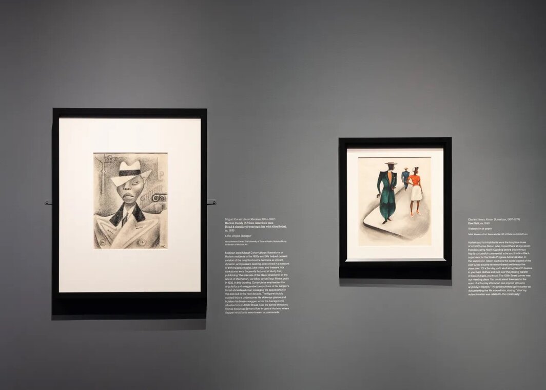 “超凡风范：定制黑人时尚”展览现场，2025，纽约大都会艺术博物馆. 左起：米格尔·科瓦鲁比亚斯，《哈莱姆绅士》，约1930；查尔斯·亨利·奥尔斯顿，《祖特装》，约1940.
