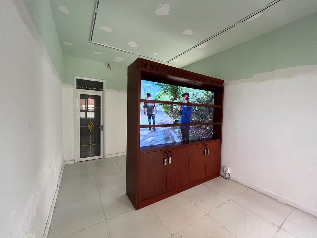 王大正，《张老师不会来找我要柜子吧》，2024，影像装置，“流动的盛宴”展览现场，北京BRC Studio，2024.