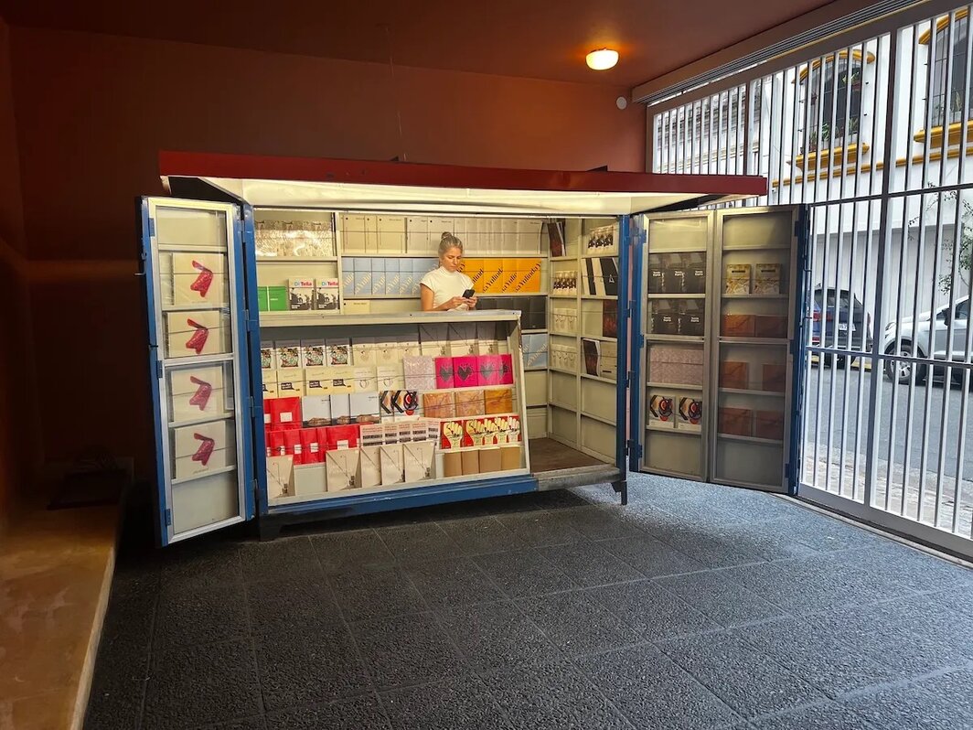 圣特尔莫W-Gallery前的书店. 除特别注明外, 所有照片均由作者拍摄. 