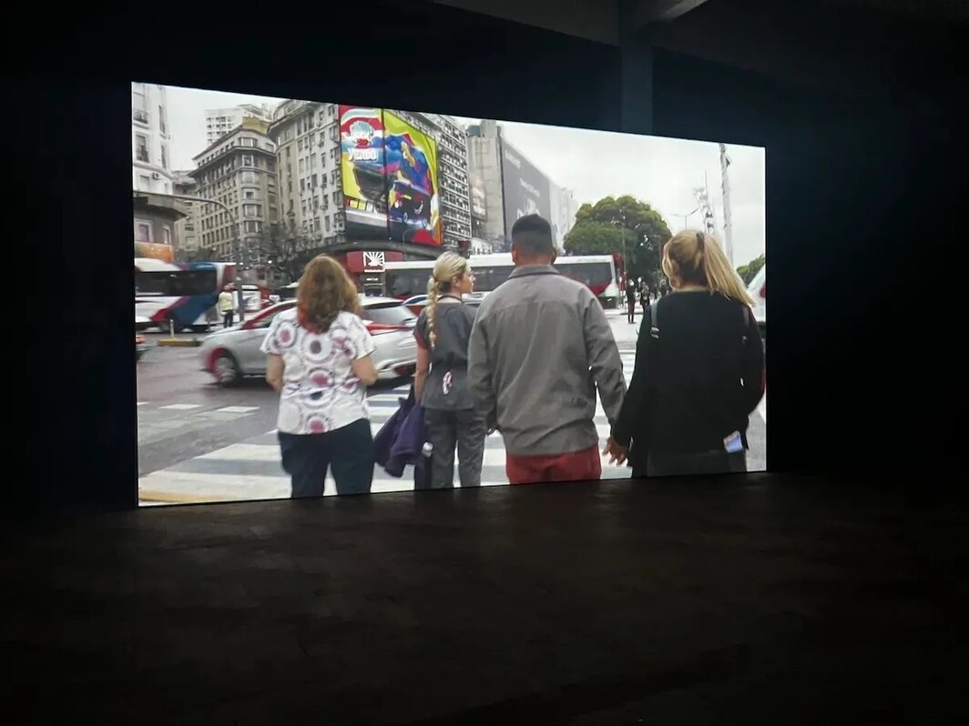 圣特尔莫彼得拉斯画廊（Piedras）丽芙·舒尔曼作品《滚走的圆圈》展览现场. 