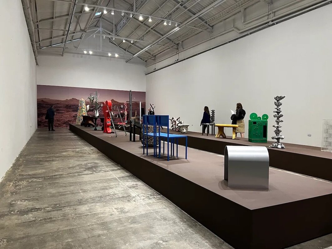 拉博卡Barro画廊举办的“家具雕塑 + Barro”展览现场. 