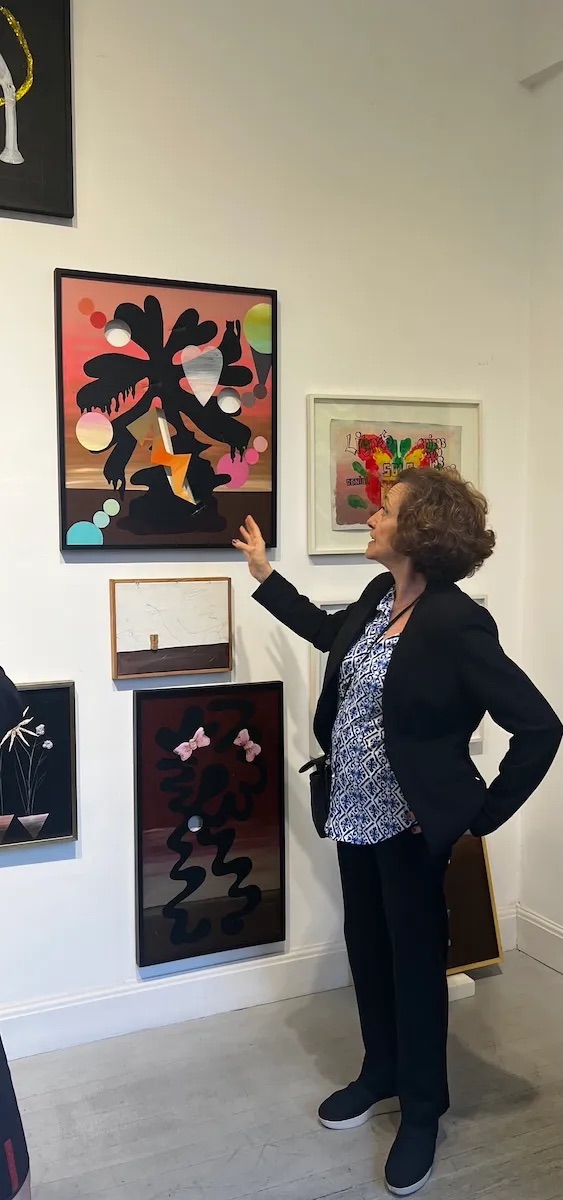 画廊主诺拉·菲什与费尔南达·拉古纳的作品.