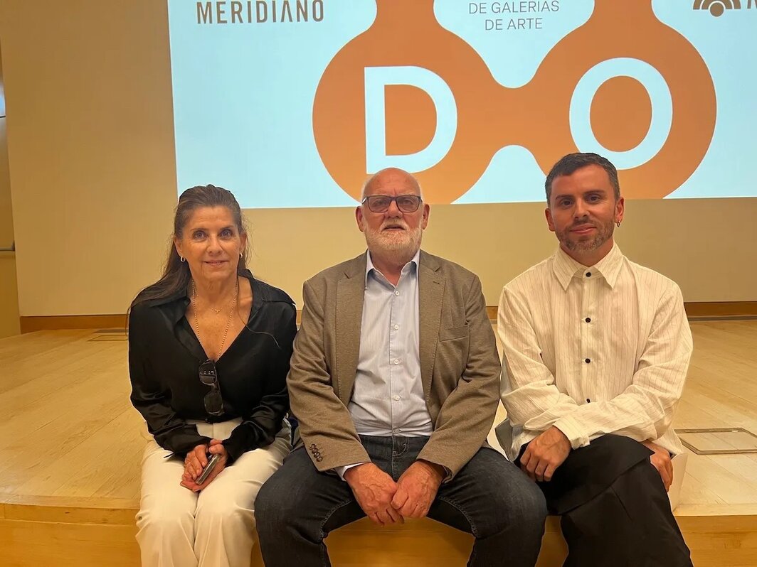 画廊主迭戈·奥布利加多与画廊主玛丽亚·卡萨多（Meridiano 主席）、策展人兼 Meridiano 执行总监贡萨洛·拉戈斯. 