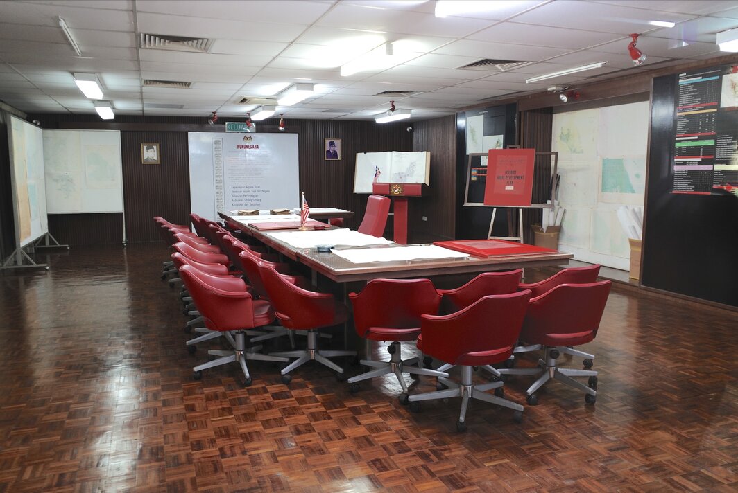 敦·拉扎克纪念馆中的“国家营运室”，外观看上去有些类似智利的赛博协同控制室，架上便是俗称红皮书的乡村发展计划.