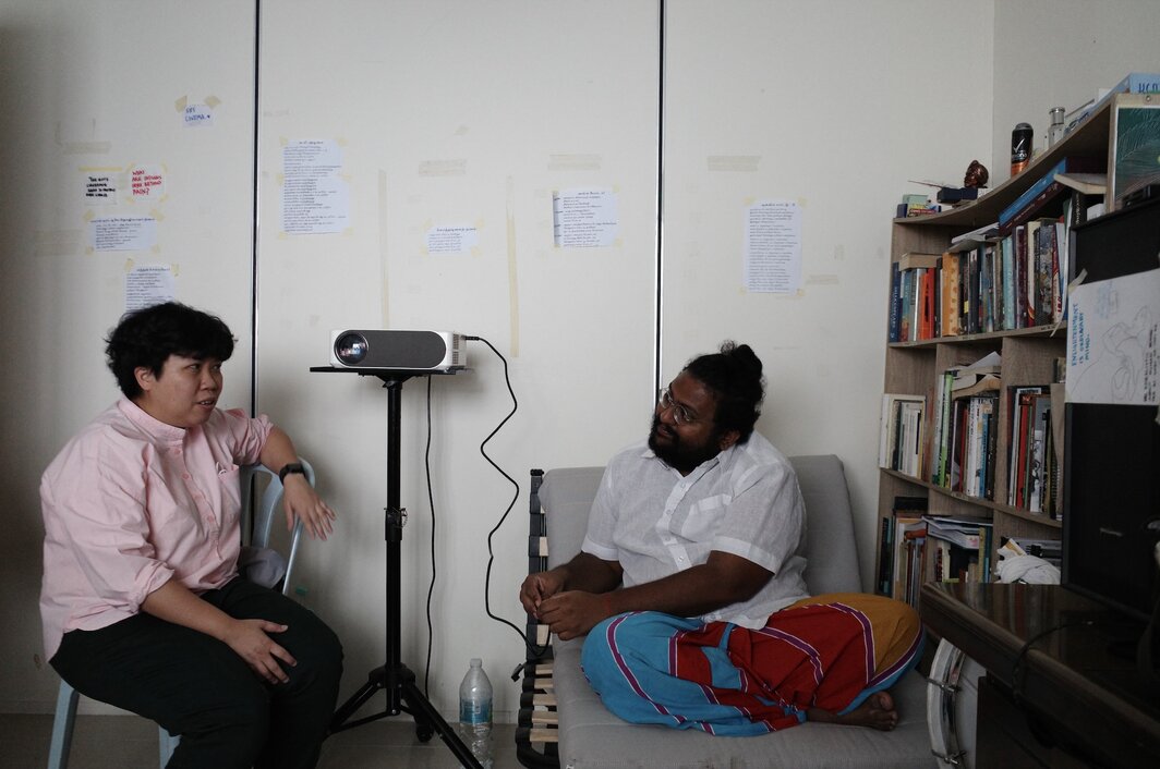 区秀诒在戈古拉拉詹·拉真德兰（Gogularaajan Rajendran）的工作室.