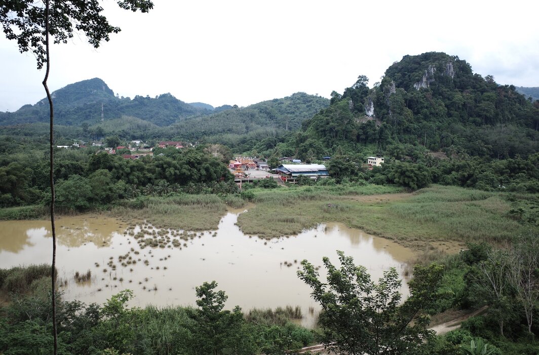 话望生的布赖客家村，从紫霞洞远眺水月宫.