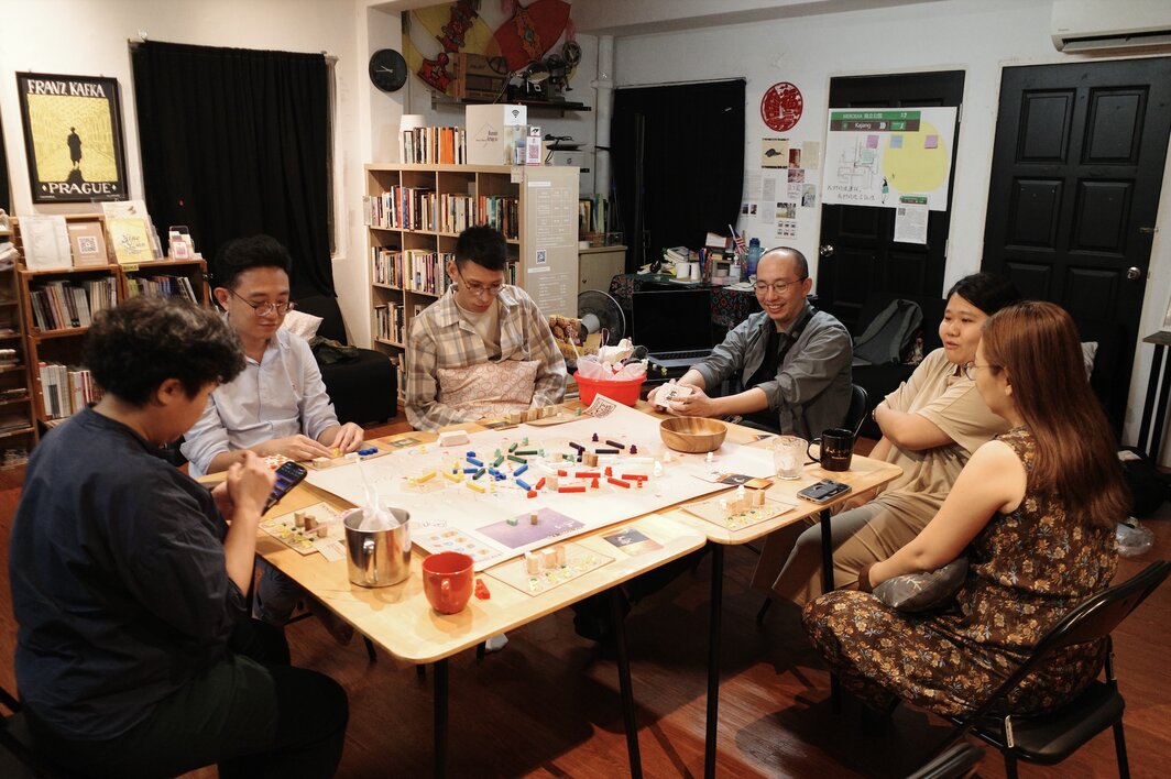 吴其育为亚答屋成员带来他与郑文琦共同开发的研究型桌游《南方宇宙博览会：提案》（2024）邀请玩家扮演垦殖者，并反思自身的历史位置.